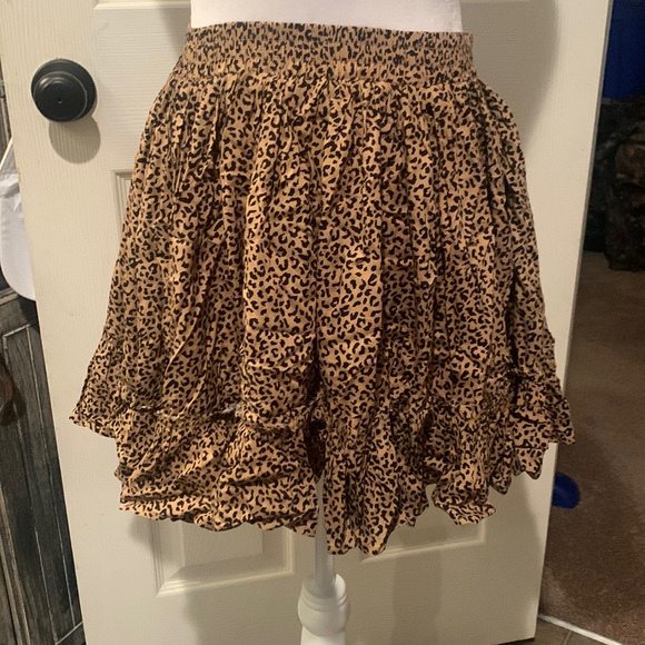 Easel Skirt - Picture 1 of 5